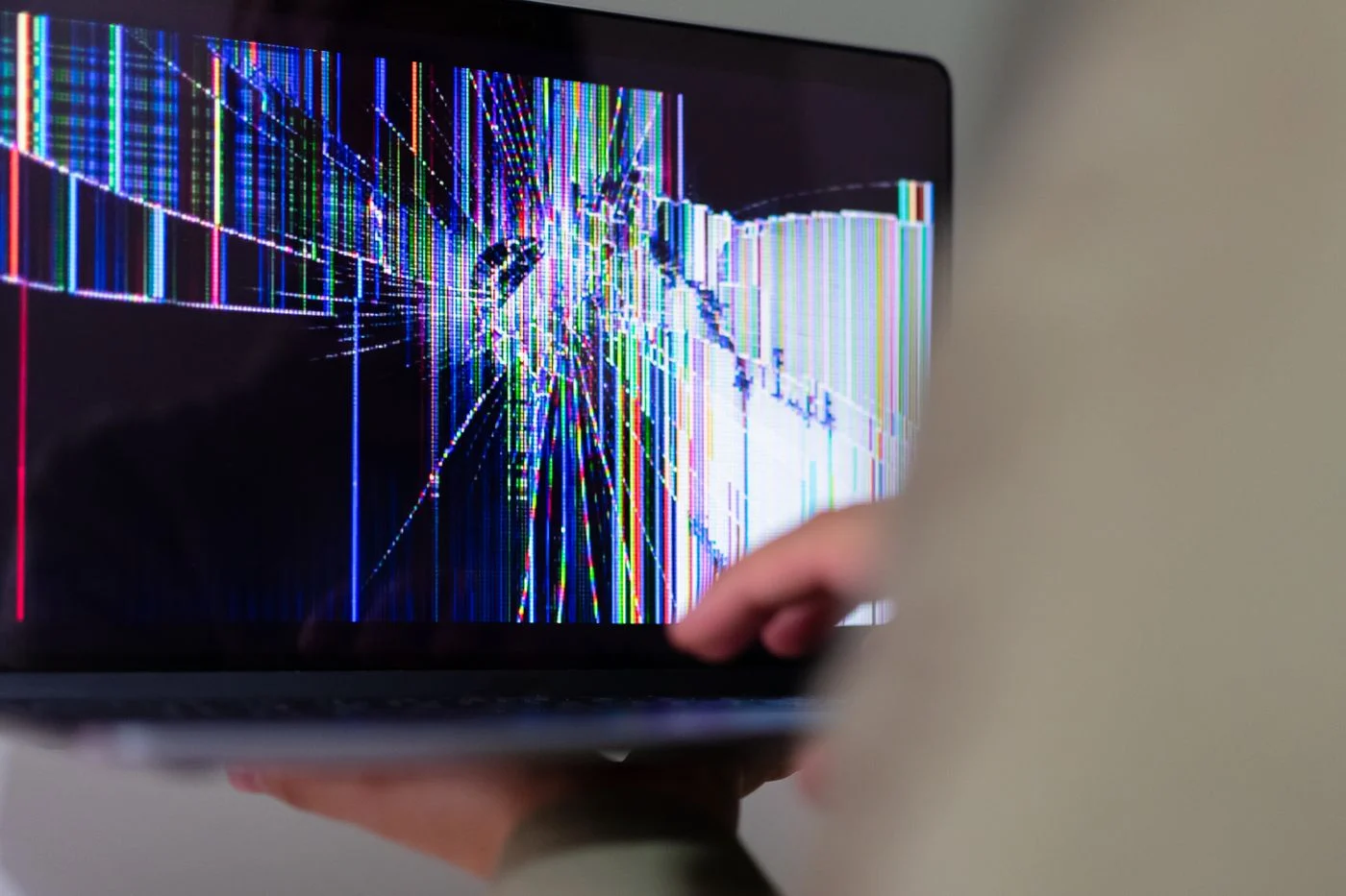 Laptop mit gebrochenem Display und farbigen Streifen