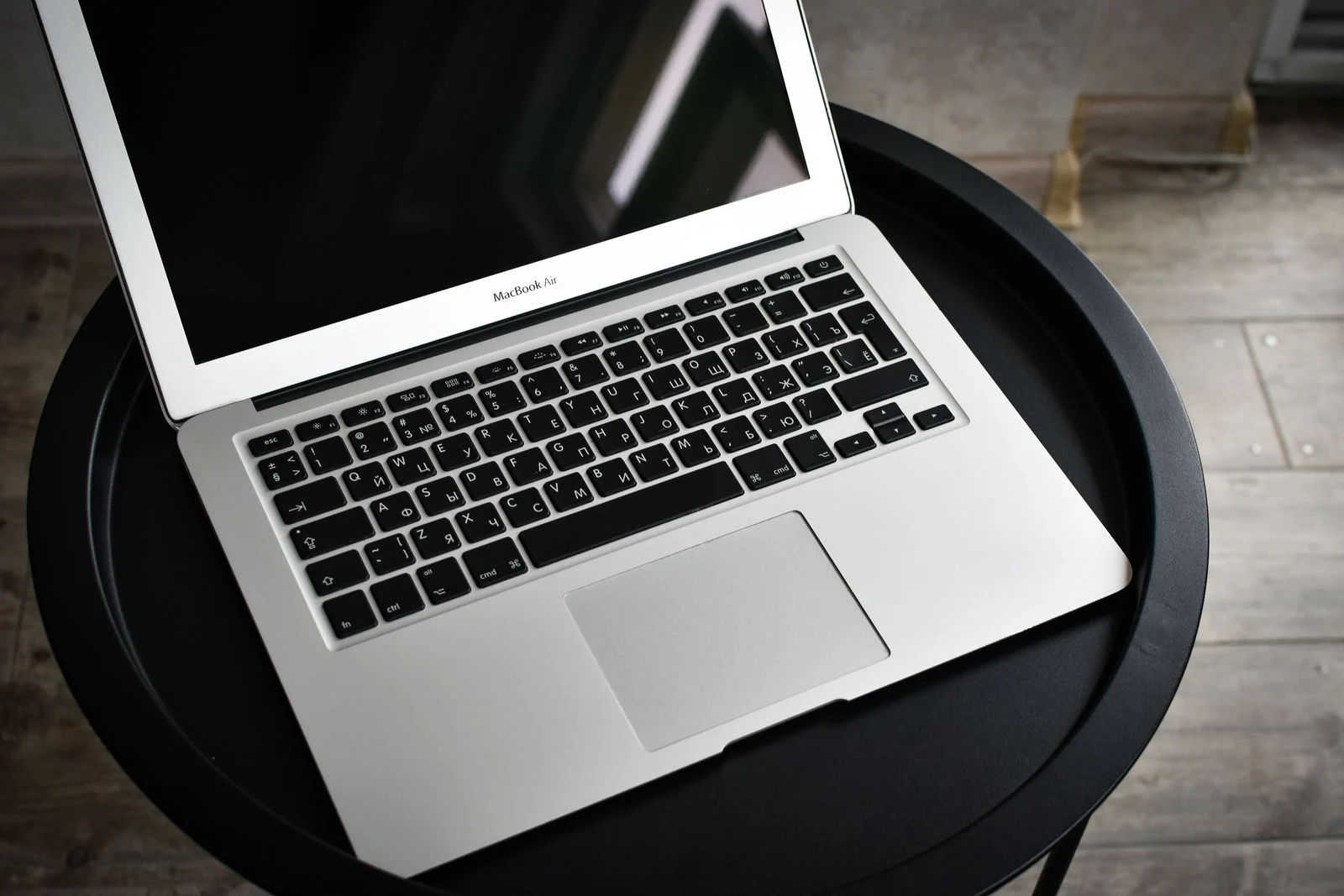 Silbernes MacBook Air auf einem runden schwarzen Tisch