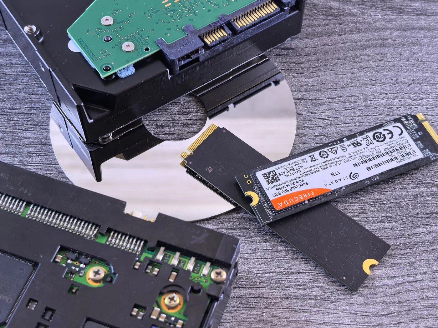 NVMe-SSD neben einer klassischen Festplatte