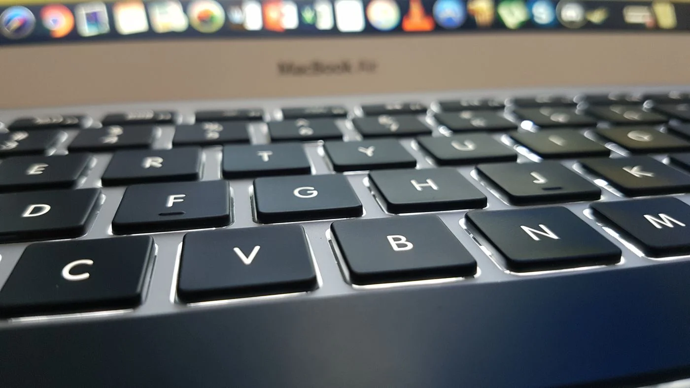 Nahaufnahme der Tastatur eines MacBook Air