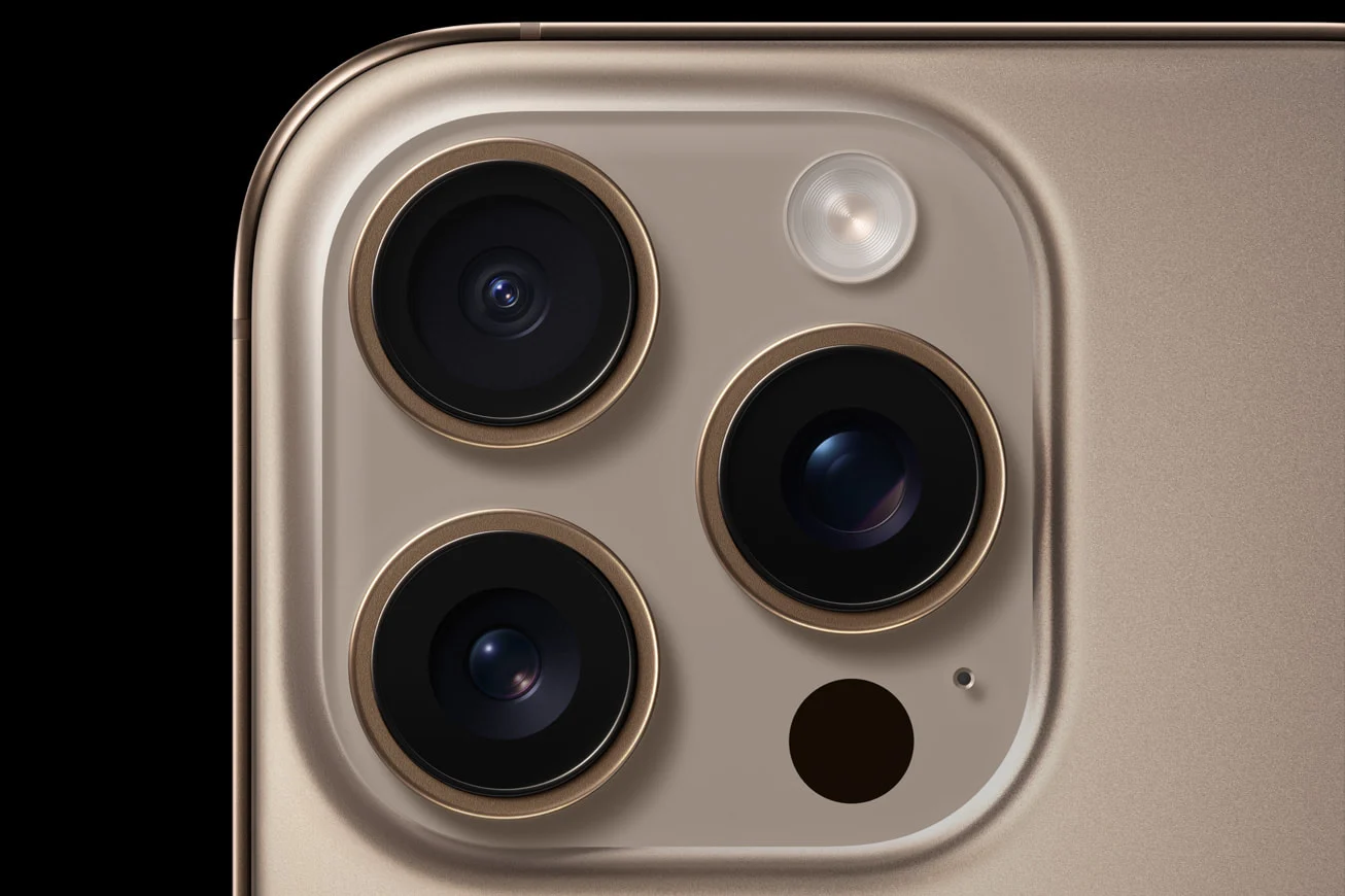 Nahaufnahme der Dreifach-Kamera des iPhone 16 Pro mit Blitz und LiDAR-Scanner