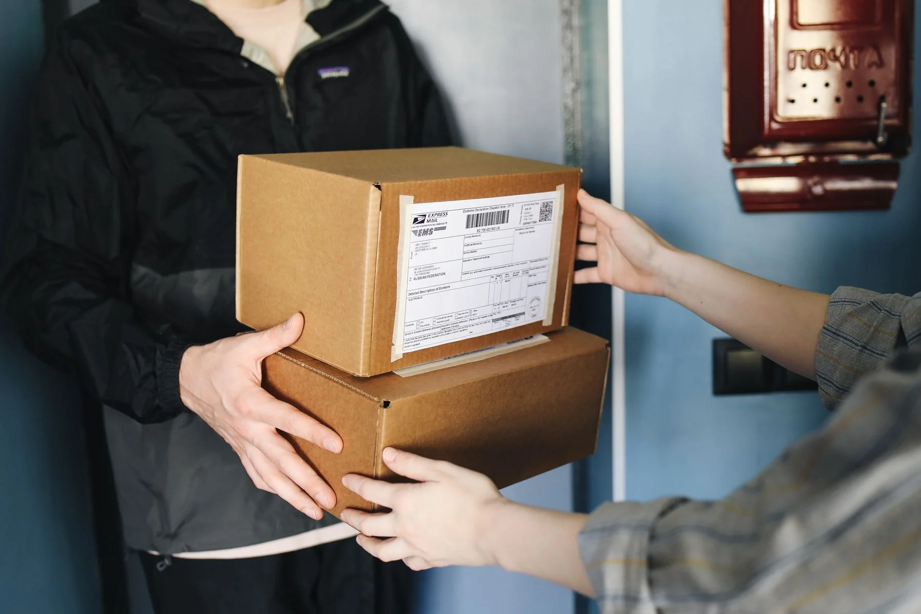 Ein Paket wird übergeben